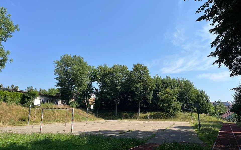 Oświęcim. Prace przy boisku szkolnym na półmetku