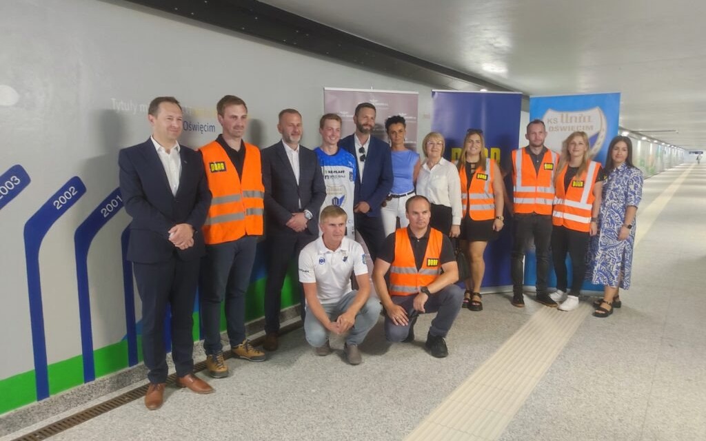 Oświęcim. Dziewiąta " hokejka" na muralu w przejściu podziemnym dworca PKP