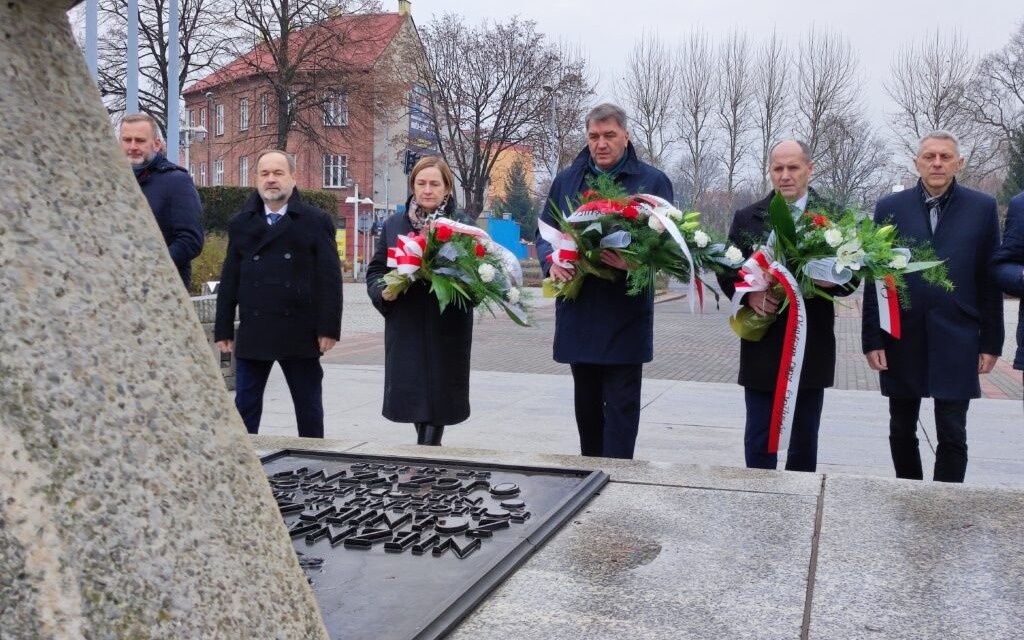 Oświęcim. W 43. rocznicę stanu wojennego złożono kwiaty i zapalono znicze