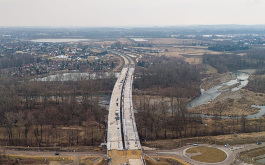 Oświęcim. Obwodnica Oświęcimia będzie gotowa w połowie 2026 roku. Przed drogowcami najtrudniejszy etap prac przy budowie tunelu pod torami kolejowymi