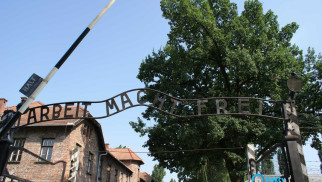 17-letni Żyd hajlował przed bramą Arbeit macht frei