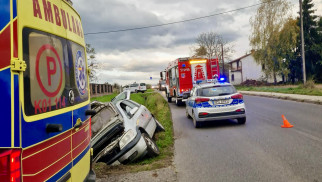 43-letni kierowca wjechał do rowu. Policja apeluje o ostrożność