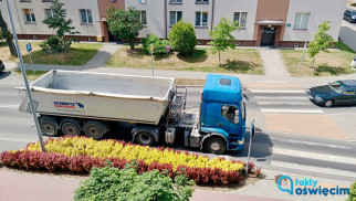 Ciężarówki niszczą osiedlowe ulice w Oświęcimiu – FILM, FOTO