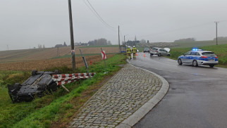 Dachowanie po zderzeniu dwóch aut w Osieku – 1,5-roczna dziewczynka w szpitalu