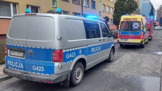 Dzielnicowi siłowo weszli do mieszkania. Senior pilnie potrzebował pomocy medycznej.