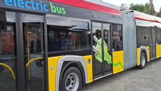 Elektryczny przegubowiec już w taborze oświęcimskiego przewoźnika – FOTO