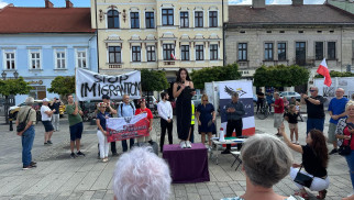 Gorąca manifestacja w centrum  Oświęcimia! Mieszkańcy wyszli na ulice w sprawie nielegalnej imigracji – zobacz, co się działo!