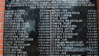 Historia tragicznej egzekucji w KL Auschwitz upamiętniona na murze kościoła w Oświęcimiu