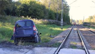 Kierowca wjechał na przejazd kolejowy wprost przed pociąg – FOTO