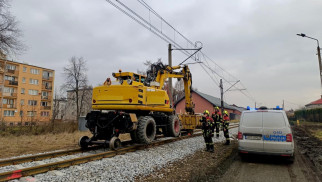 Koparka toczyła się po torowisku w Kętach