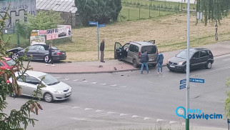 Kraksa dwóch peugeotów i bmw – FOTO
