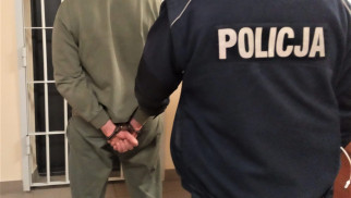 Leżał pijany na chodniku – okazał się poszukiwanym przestępcą! Mieszkanka Oświęcimia zareagowała wzorowo