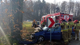 Młody kierowca rozbił się na drzewie w Jawiszowicach