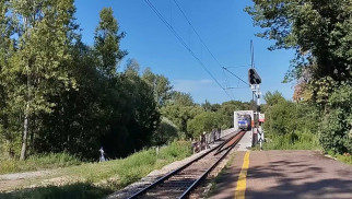 Nastolatkowie na torowisku. Zatrzymali pociąg dalekobieżny – FILM
