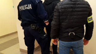 Nietrzeźwy mężczyzna z Osieka zatrzymany za przemoc domową i znieważenie policjantów