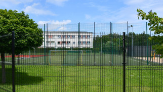 Nowa murawa już w drodze! Rewitalizacja boiska orlika przy „Chemiku” rusza pełną parą