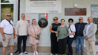 Nowy defibrylator AED przy Ośrodku Kultury w Brzeszczach – urządzenie, które może uratować życie! - InfoBrzeszcze.pl