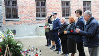 Oddali hołd ofiarom byłego niemieckiego nazistowskiego obozu koncentracyjnego i zagłady KL Auschwitz – Birkenau