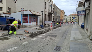 Oświęcim. Prace brukarskie na ulicy Piastowskiej