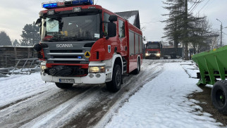 Podejrzenie rozpylenia nieznanej substancji w domu – interwencja straży pożarnej i policji