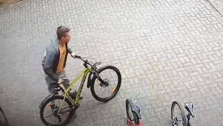 Poszukiwany sprawca kradzieży roweru. Rozpoznajesz go na zdjęciu. Powiadom Policję – FOTO!