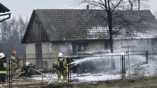 Pożar opon przy budynku gospodarczym w Brzeszczach – szybka interwencja służb ratunkowych