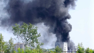 Słup czarnego dymu nad terenem Synthosu w Oświęcimiu – FILM, FOTO