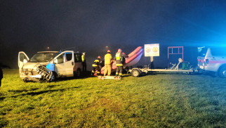 Tragedia w Oświęcimiu. Bus wpadł do jeziora Kruki. Jedna osoba nie żyje a dwie są ranne – ZDJĘCIA!