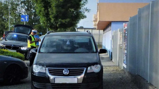 Trzyletni chłopiec wpadł pod samochód. Trafił do szpitala