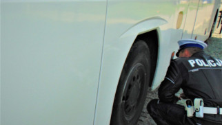 Ujawnili zużyte opony i niesprawne pasy. Policja nie dopuściła autokaru do wyjazdu z uczniami