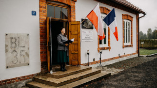 Upamiętnienie Masakry w Budach: Hołd złożony 90 Francuskim Więźniarkom