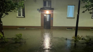 Woda zalewa modernizowane osiedle Pileckiego – FILM, FOTO
