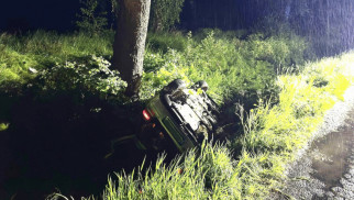 Wypadek w Grojcu. Dachowanie auta z nastolatkami. Trzy osoby w szpitalu