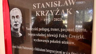 Wzruszający hołd dla pedagoga. Tablica pamięci Stanisława Krzyżaka