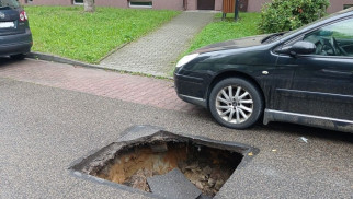 Zapadlisko na ulicy Kazimierza Wielkiego w Brzeszczach – policja wstrzymuje ruch!