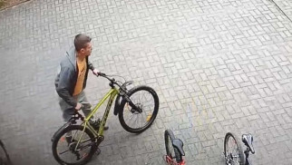Złodzieja roweru uwieczniła kamera monitoringu- FOTO