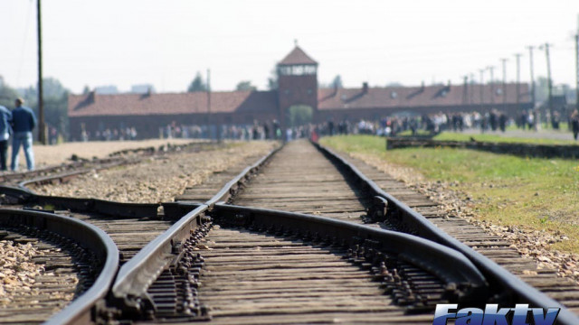 17-latek wyrył swoje imię na ścianie baraku w Muzeum Birkenau