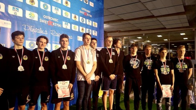 31 medali dla pływaków z SMS Oświęcim – FOTO