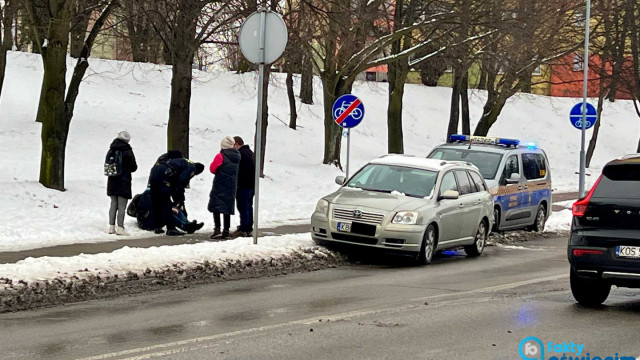 44-latek leżał przy chodniku. Pomogli przechodnie i kierowcy