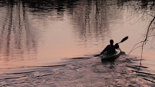 Akcja ratunkowa kajakarzy na Sole. Mężczyzna wpadł do wody przy moście w Bielanach