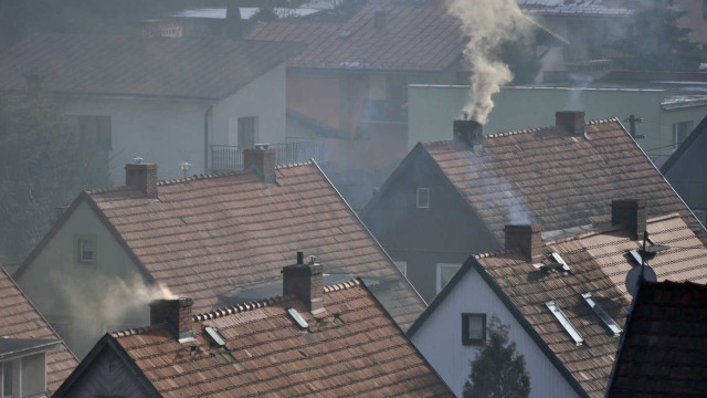 Alarm smogowy dla powiatu oświęcimskiego: pył PM10 zagraża zdrowiu