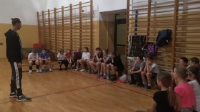 Ambasador Siatkarskiego Ośrodka SOS 2 Kęty odwiedził najmłodszych adeptów na zajęciach Akademii Siatkówki w &quot;Dwójce&quot;