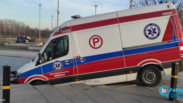 Ambulans wpadł do fontanny – FOTO – AKTUALIZACJA