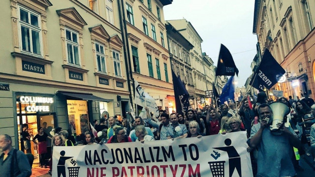 Antyfaszystowski marsz KOD w Oświęcimiu – FILM
