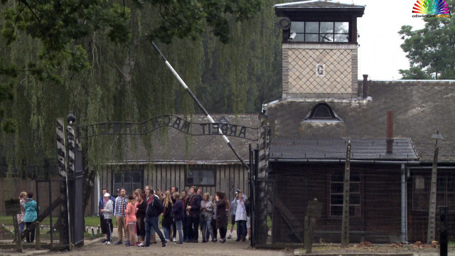 AUSCHWITZ. Pielgrzymi zwiedzają były niemiecki obóz koncentracyjny