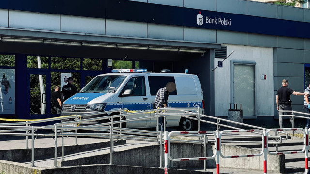 Awanturował się w banku. Zaatakował policjantów – FOTO