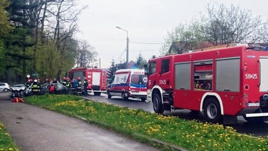 „Beemka” na łuku drogi wjechała w peugeota