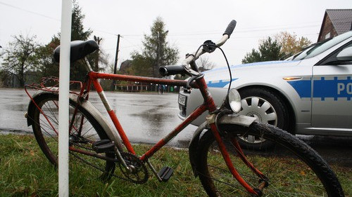 BIELANY. Rowerzysta uderzył w opla i wylądował w szpitalu