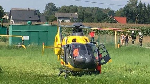 BIELANY. Wypadek drogowy z udziałem motocyklisty i malucha. Na miejscu lądował medicopter - AKTUALIZACJA