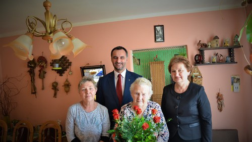 BIERUŃ. Kto komu dobrze życzy. Jubileusz sędziwej mieszkanki. Szkody górnicze budzą emocje. Międzynarodowe towarzystwo w magistracie - ZDJĘCIA